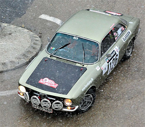 Bent Mikkelsen og Jens Gandrup runder en skarp hårnål med deres Alfa Romeo på første specialetape i det historiske Monte-Carlo Rally
